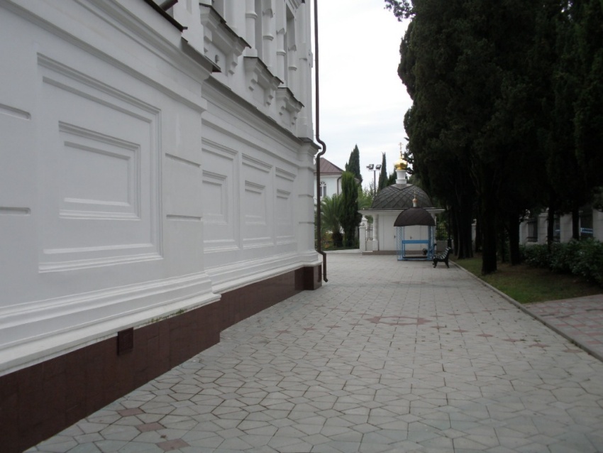 Собор Михаила Архангела, Сочи (Сочи, город, Краснодарский край). дополнительная информация, Фрагмент северного фасада собора, на дальнем плане - свечная лавка