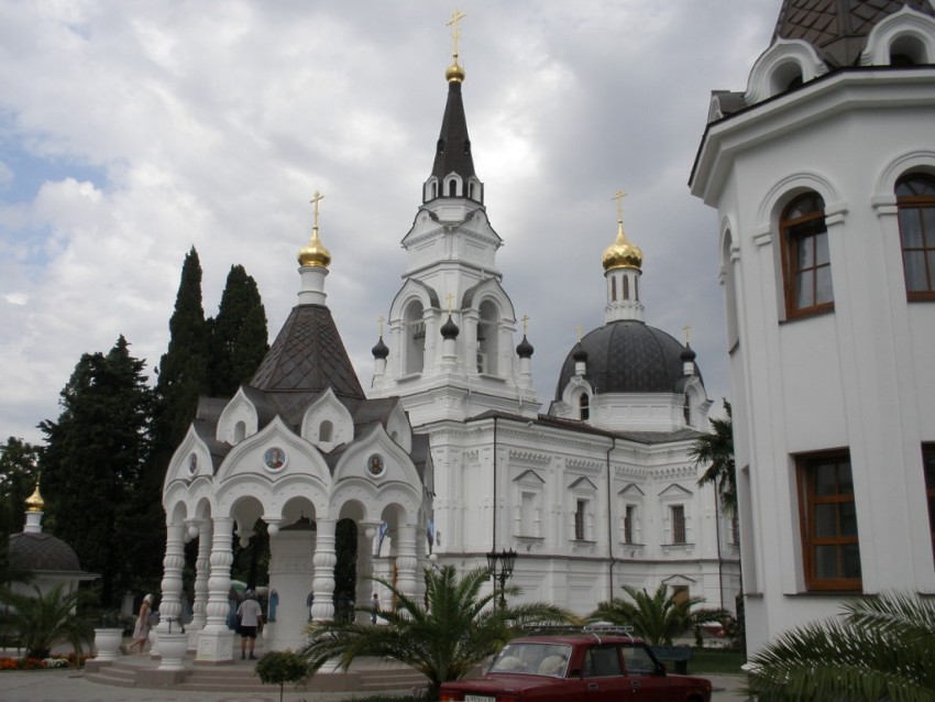Собор Михаила Архангела, Сочи (Сочи, город, Краснодарский край). фасады, На переднем плане - надкладезная часовня, на дальнем - собор Михаила Архангела