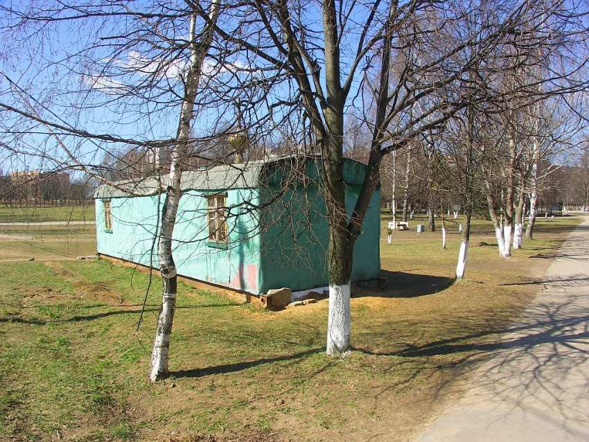 Церковь Жён-мироносиц (временная), Истра (Истринский городской округ и ЗАТО Восход, Московская область). документальные фотографии, около креста поставили временный вагончик, где проходили службы