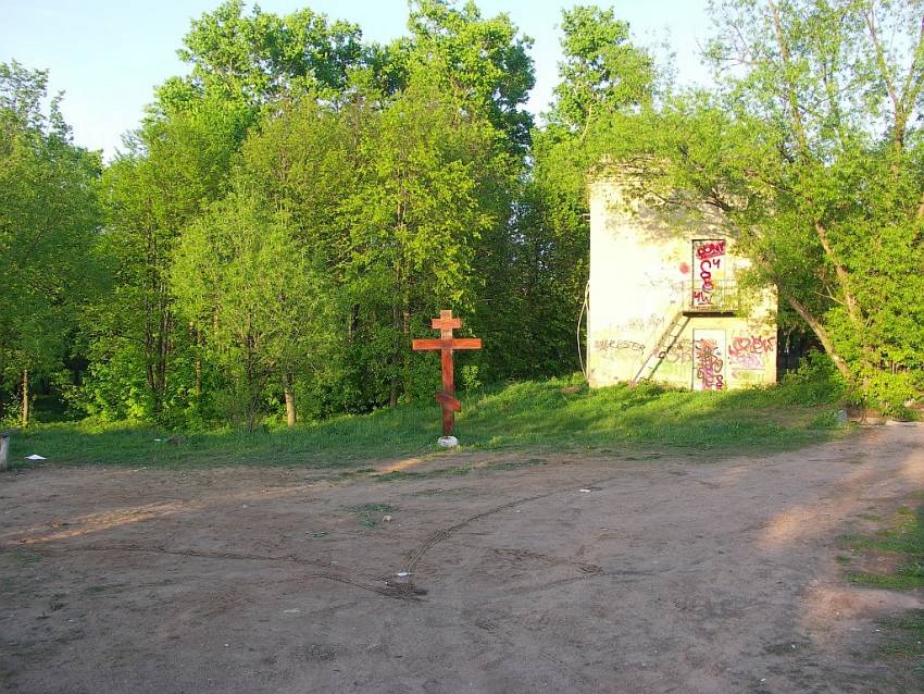 Церковь Вознесения Господня (новая), Истра (Истринский городской округ и ЗАТО Восход, Московская область). общий вид в ландшафте, крест за Домом Культуры был поставлен в начале 21-го века