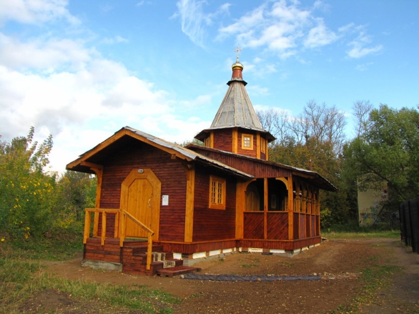 Истра. Церковь Вознесения Господня (новая). общий вид в ландшафте, осенью завершено строительство деревяннного храма-часовни