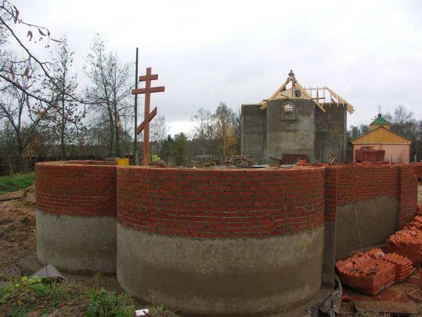 Церковь Николая Чудотворца, Никулино (Истринский городской округ и ЗАТО Восход, Московская область). документальные фотографии, Алтарные апсиды строящегося храма. На заднем плане будущая воскресная школа
