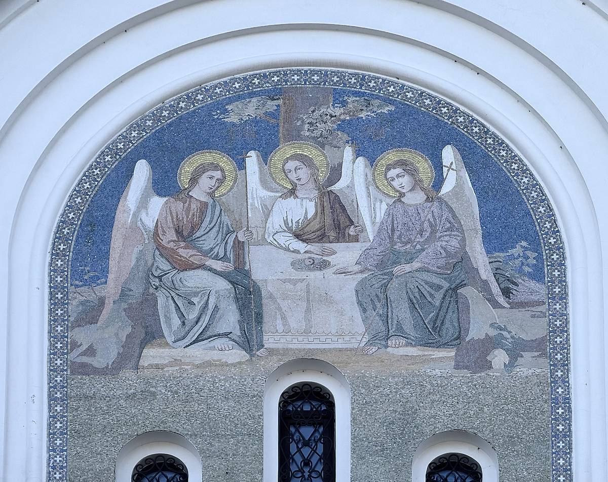 Мозаичный образ Троицы на западном фасаде, архитектурные детали. Церковь Александра Невского, Княжье Озеро (Истринский городской округ и ЗАТО Восход, Московская область)