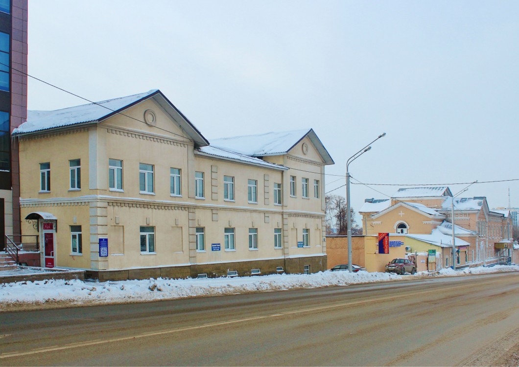 Благовещенский женский монастырь, Уфа (Уфа, город, Республика Башкортостан). общий вид в ландшафте, Две из трёх сохранившихся построек по Сочинской ул.: впереди д. 12, позади д. 8 с бывшими Иверской и Александро-Невской церквями