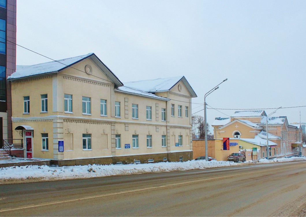 Уфа. Благовещенский женский монастырь. общий вид в ландшафте, Две из трёх сохранившихся построек по Сочинской ул.: впереди д. 12, позади д. 8 с бывшими Иверской и Александро-Невской церквями