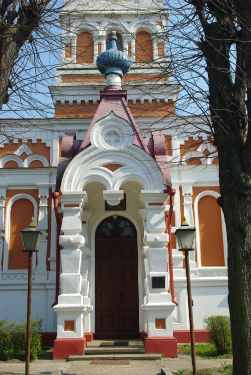 Церковь Алексия, митрополита Московского, Лиепая (Лиепая, город, Латвия). архитектурные детали, Крыльцо церкви.