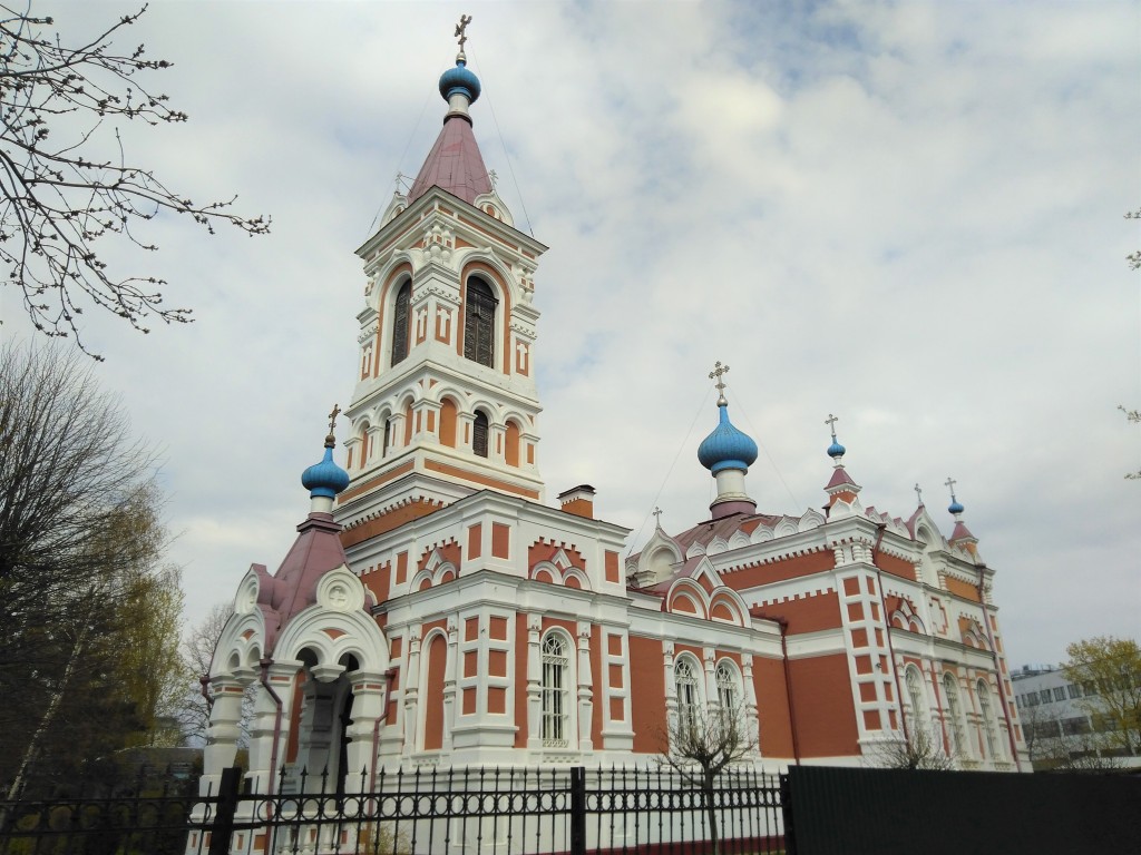 Лиепая. Церковь Алексия, митрополита Московского. фасады, Вид с угла на фасад церкви