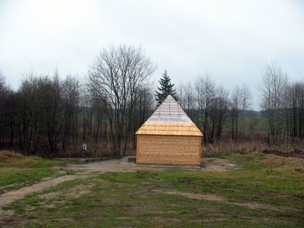 Часовня Державной иконы Божией Матери, Сынковичи (Зельвенский район, Беларусь, Гродненская область). общий вид в ландшафте