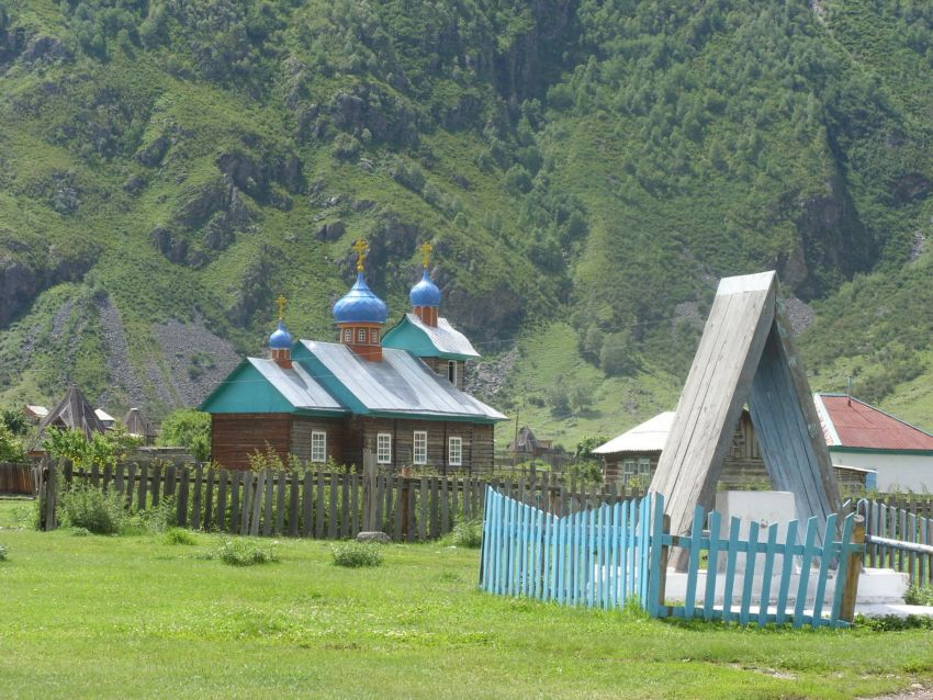 Бирюля республика алтай. Село Бирюля горный Алтай. КОО деревня Алтай. Акташ горный Алтай храм православный. Храм Николая Чудотворца Алтай.