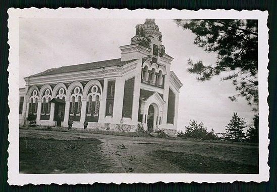 Главки уже сброшены. Фото 1942 г. с аукциона e-bay.de, архивная фотография. Церковь Успения Пресвятой Богородицы, Победа (Шумилинский район, Беларусь, Витебская область)