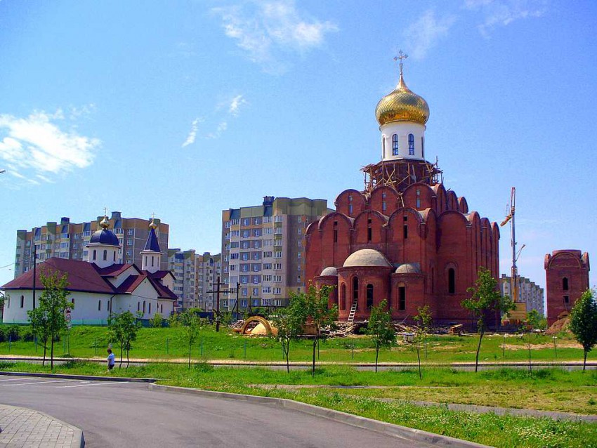 Церковь Михаила Архангела, Минск (Минск, город, Беларусь, Минская область). документальные фотографии, Слева - Церковь Ксении Блаженной