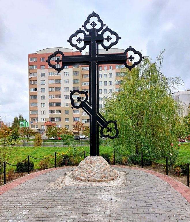 Церковь Михаила Архангела, Минск (Минск, город, Беларусь, Минская область). дополнительная информация, Крестильный крест у храма