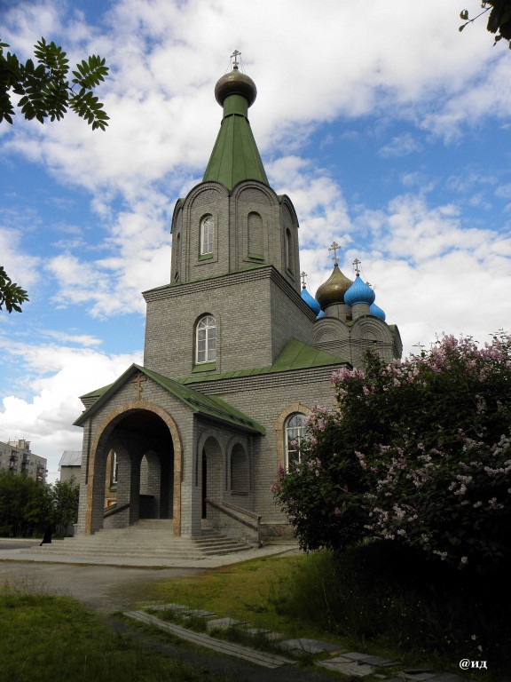 Кафедральный собор Николая Чудотворца, Мурманск (Мурманск, город, Мурманская область). фасады, Главный вход в кафедральный собор Николая Чудотворца. Ул. Зелёная, Мурманск