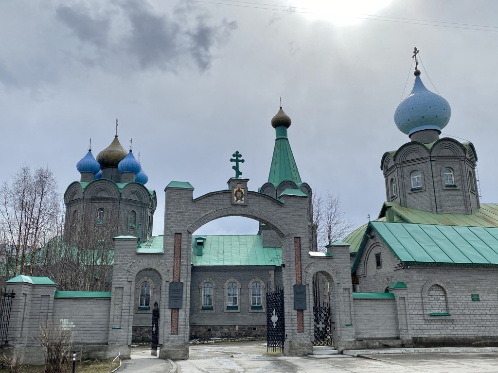 Кафедральный собор Николая Чудотворца, Мурманск (Мурманск, город, Мурманская область). дополнительная информация, Центральный вход