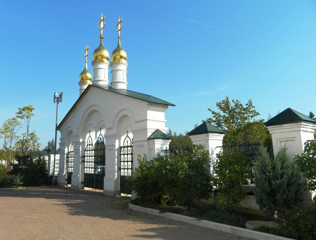 Церковь Сергия Радонежского, Веледниково (Истринский городской округ и ЗАТО Восход, Московская область). дополнительная информация, Ворота храма