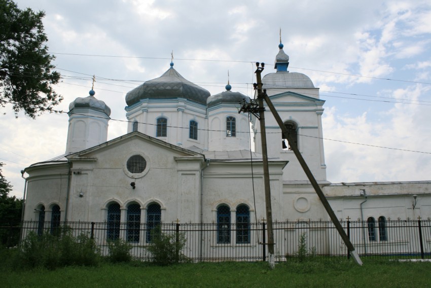 Безопасное. Церковь Димитрия Солунского. общий вид в ландшафте