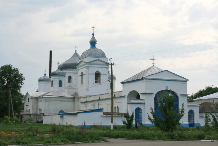 Безопасное. Церковь Димитрия Солунского. общий вид в ландшафте