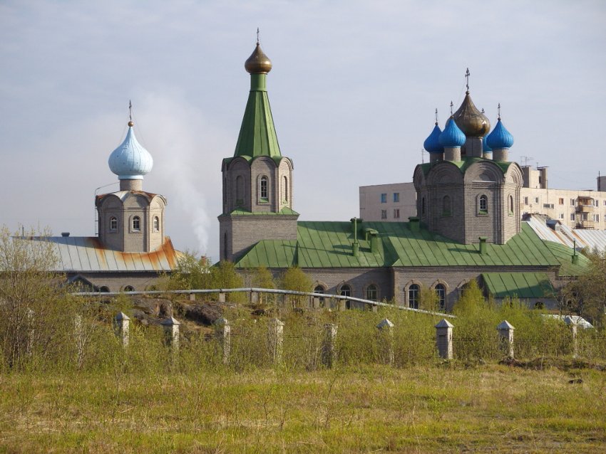 Мурманск. Кафедральный собор Николая Чудотворца. общий вид в ландшафте