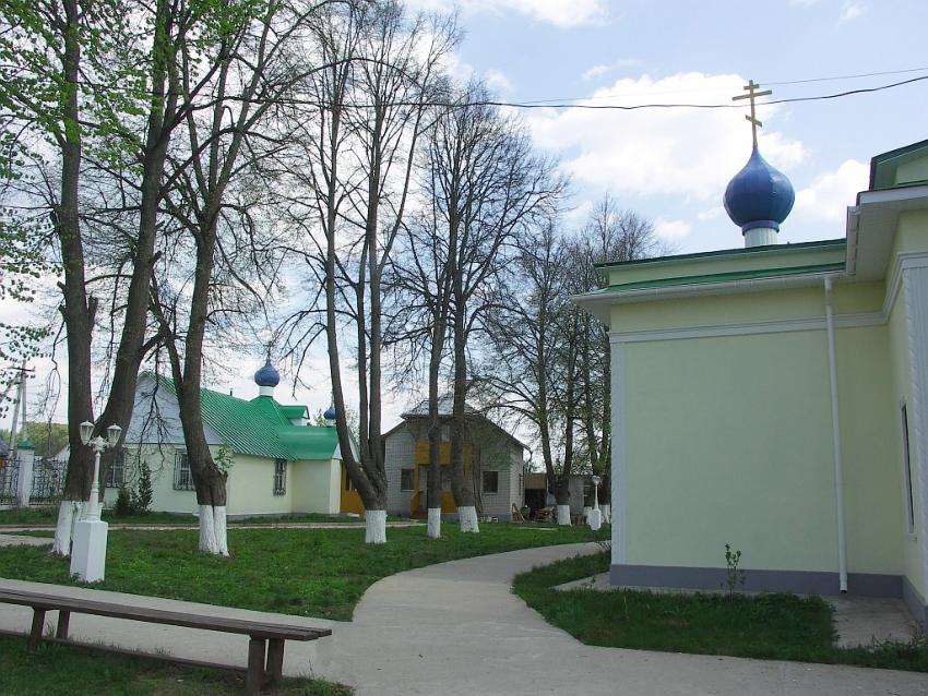 Крестильная церковь Олега Брянского, Лужки (Истринский городской округ и ЗАТО Восход, Московская область). дополнительная информация, справа виден угол Петропавловской церкви