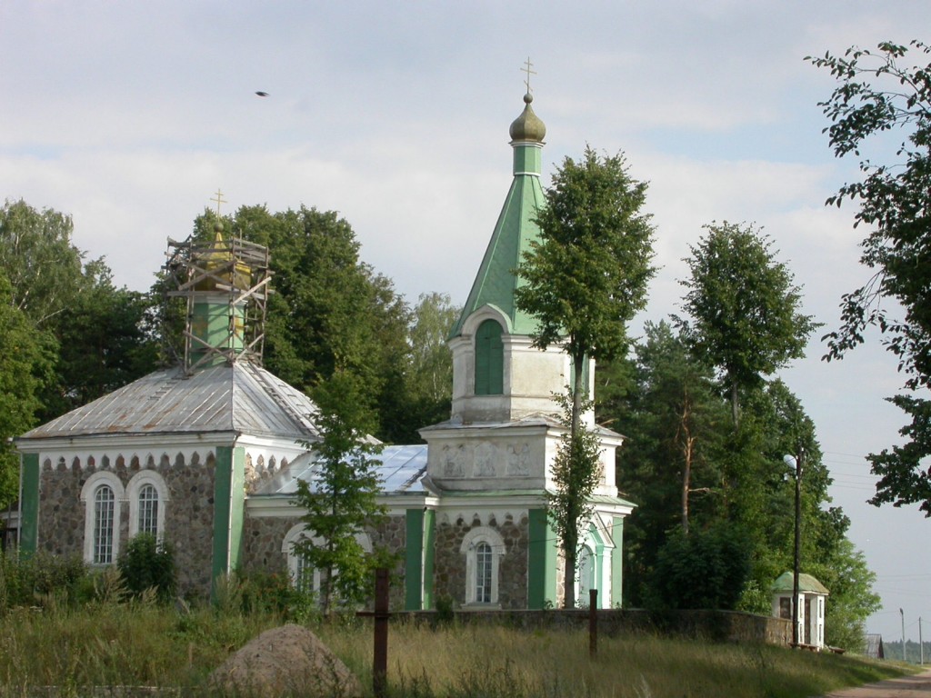 Церковь Петра и Павла, Косута (Вилейский район, Беларусь, Минская область). фасады, Часовня на церковном дворе