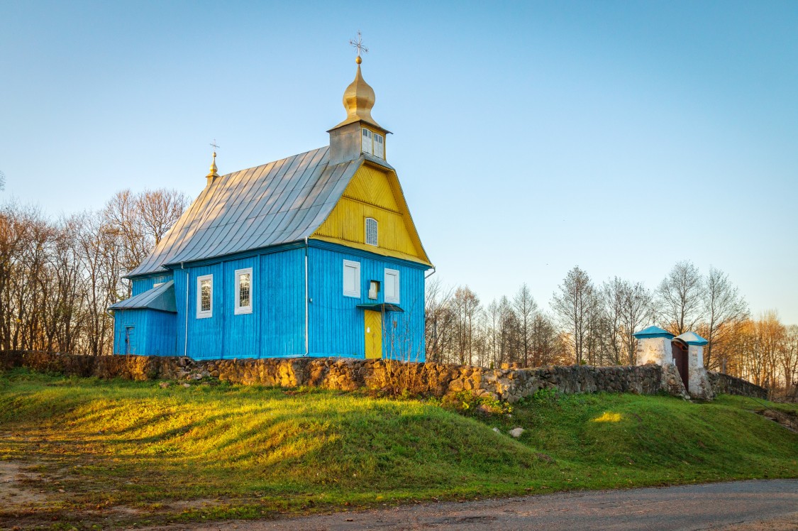 Латыголь. Церковь Николая Чудотворца. общий вид в ландшафте