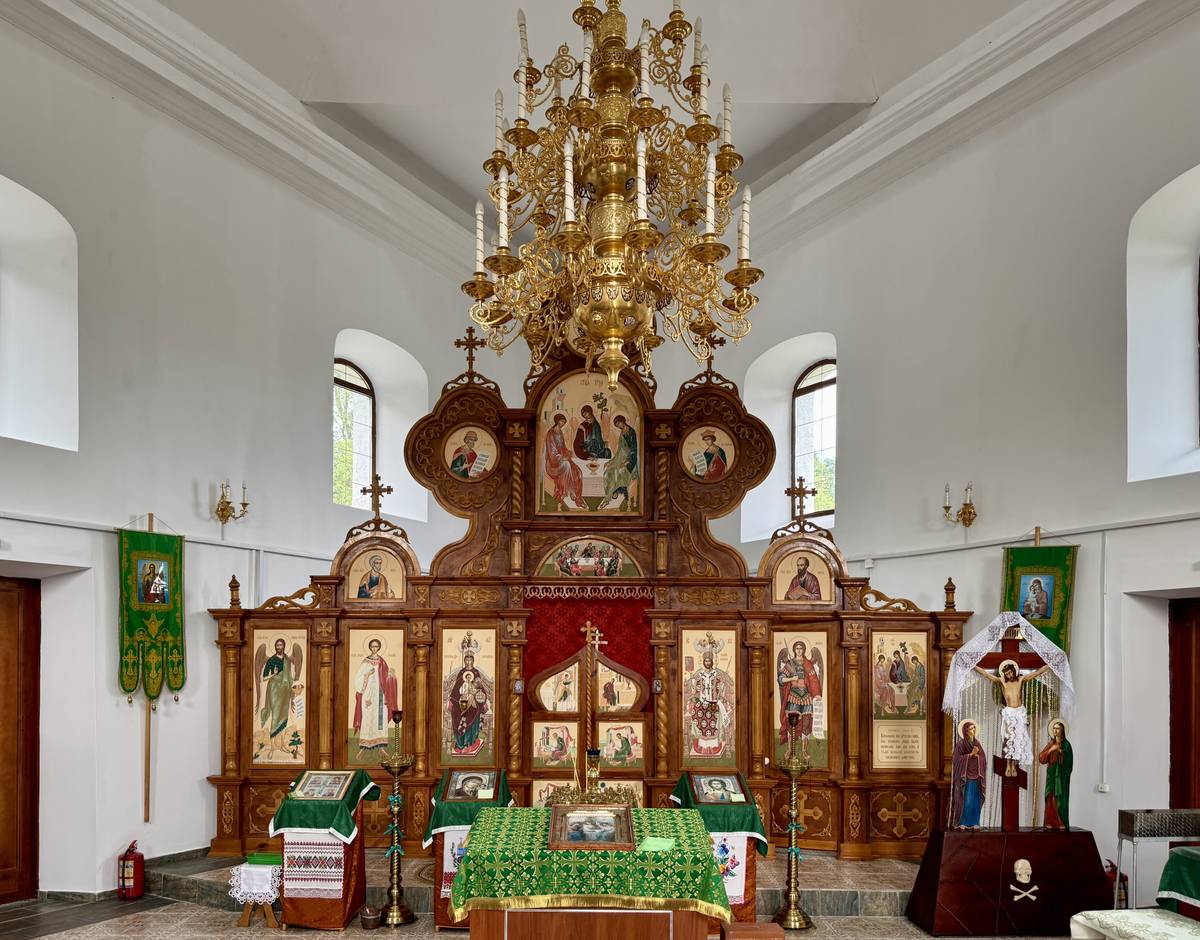 Иконостас, вид от входа, интерьер и убранство. Церковь Троицы Живоначальной, Большая Своротва (Барановичский район, Беларусь, Брестская область)