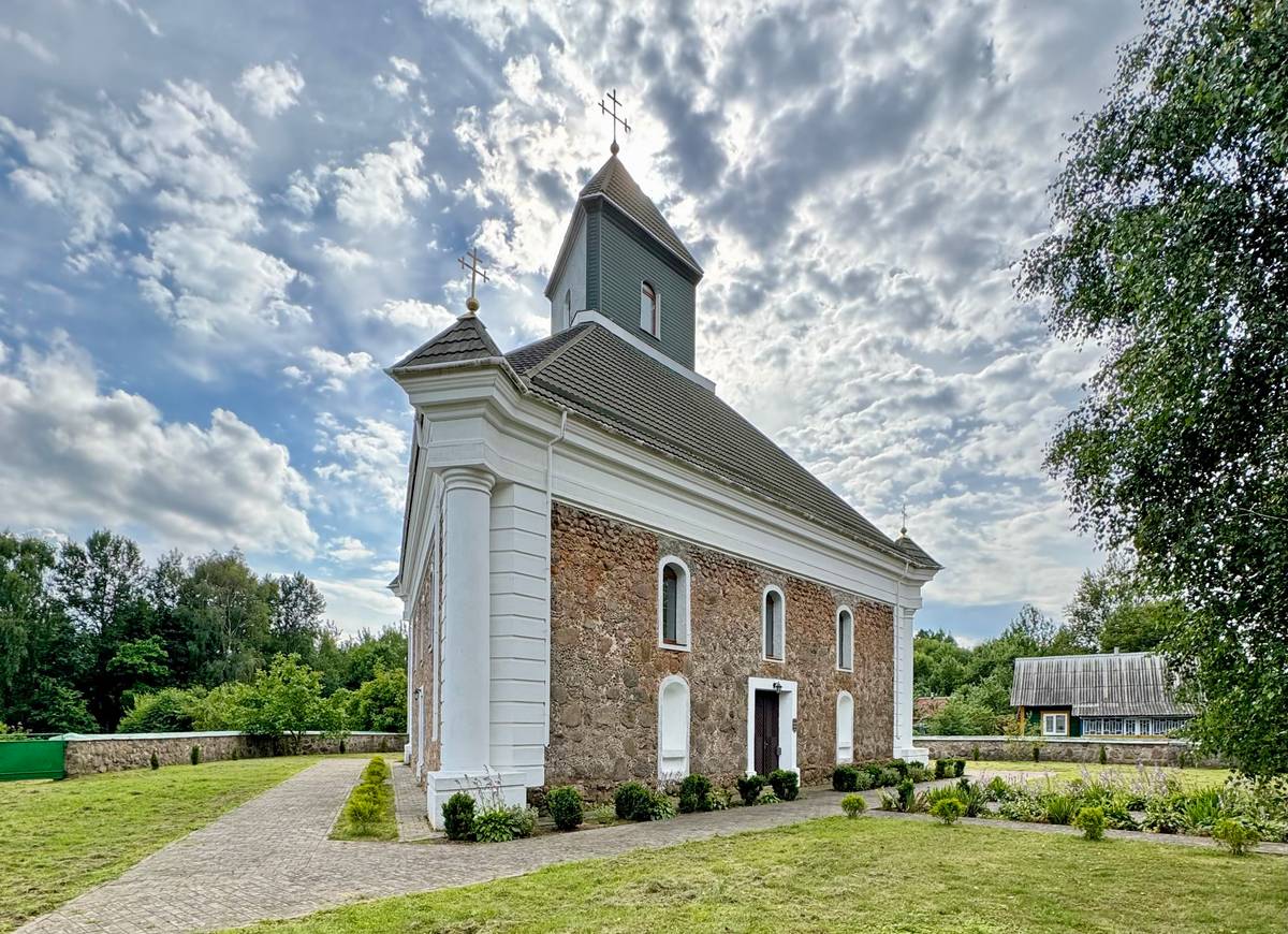 Вид с северо-востока, фасады. Церковь Троицы Живоначальной, Большая Своротва (Барановичский район, Беларусь, Брестская область)