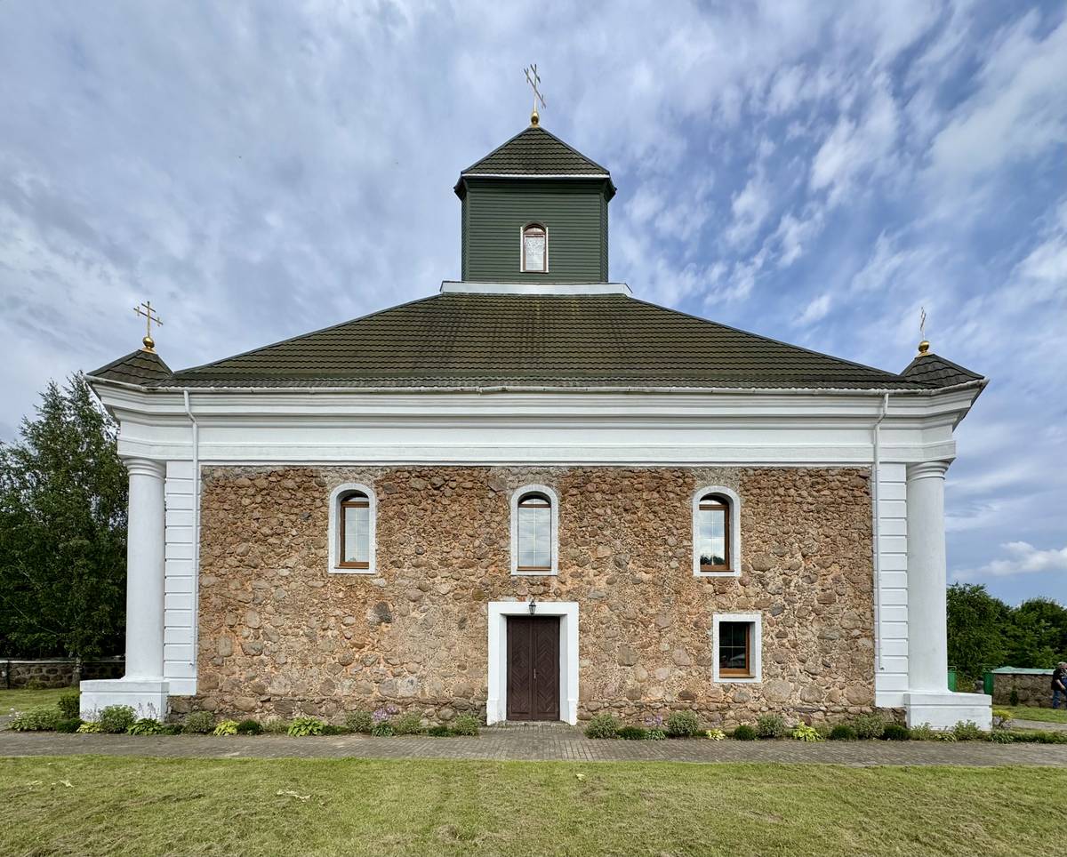 Вид с запада, фасады. Церковь Троицы Живоначальной, Большая Своротва (Барановичский район, Беларусь, Брестская область)