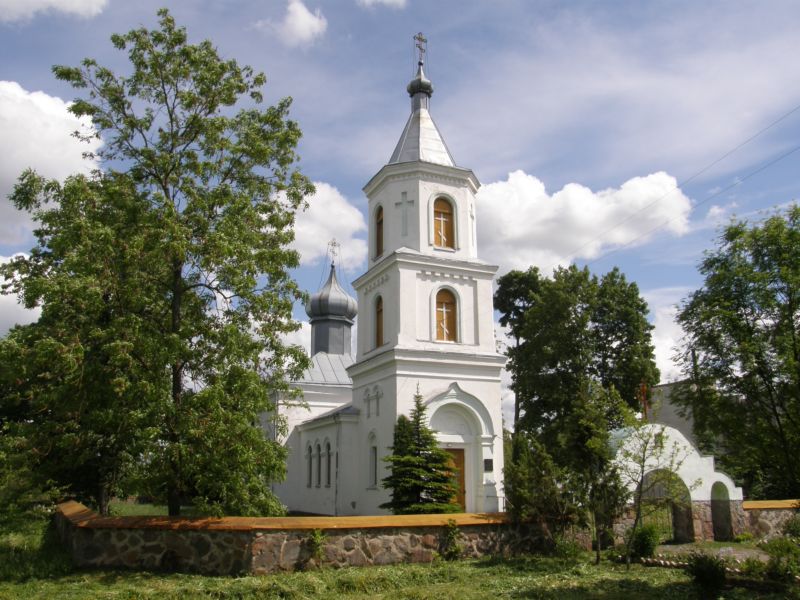 Кривичи. Церковь Троицы Живоначальной. общий вид в ландшафте