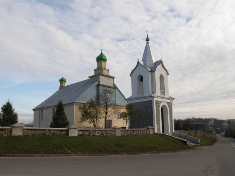 Вселюб. Церковь Михаила Архангела. общий вид в ландшафте