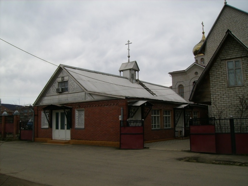 Церковь Покрова Пресвятой Богородицы, Апшеронск (Апшеронский район, Краснодарский край). общий вид в ландшафте, Вид  с  юго-запада