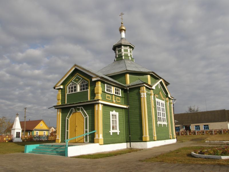 Морино. Церковь Троицы Живоначальной. общий вид в ландшафте