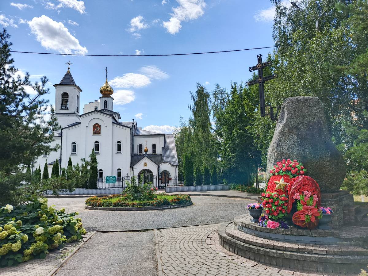 Церковь Георгия Победоносца, Витебск (Витебск, город, Беларусь, Витебская область). дополнительная информация, Свято-Георгиевская церковь и Памятник
