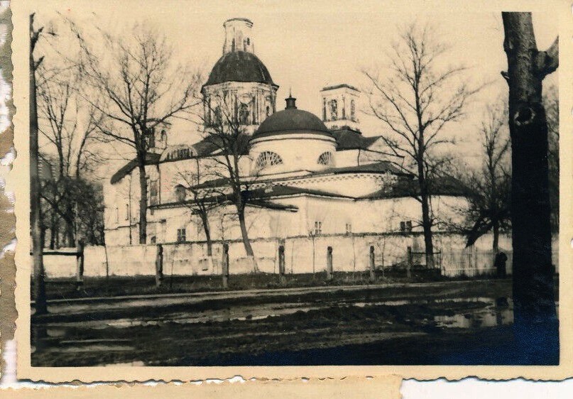 Церковь Рождества Христова, Ахтырка (Ахтырский район, Украина, Сумская область). архивная фотография, Церковь на переднем плане. Фото 1942 г. с аукциона e-bay.de