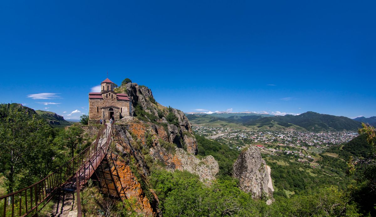 общий вид в ландшафте. Церковь Георгия Победоносца, Коста Хетагурова им., посёлок (Карачаевский район, Республика Карачаево-Черкесия)