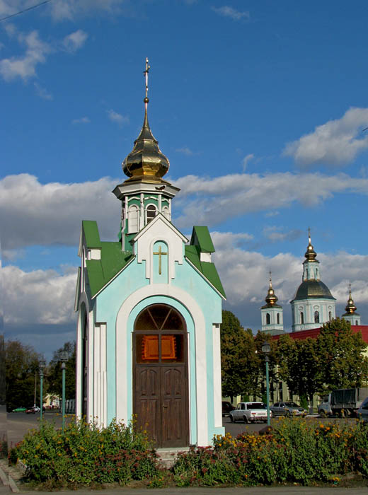 Часовня Ахтырской иконы Божией Матери, Ахтырка (Ахтырский район, Украина, Сумская область). общий вид в ландшафте, Справа видны завершения Покровского Кафедрального собора