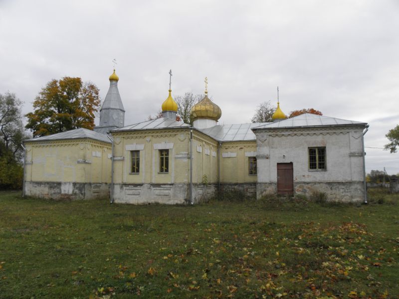 Холмеч. Церковь Александра Невского. общий вид в ландшафте
