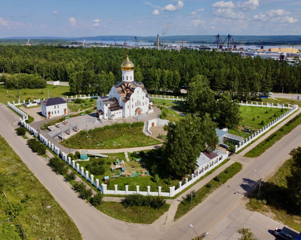 Церковь Андрея Первозванного, Лесосибирск (Лесосибирск, город, Красноярский край). общий вид в ландшафте, Территория храма вид с ЮЗ