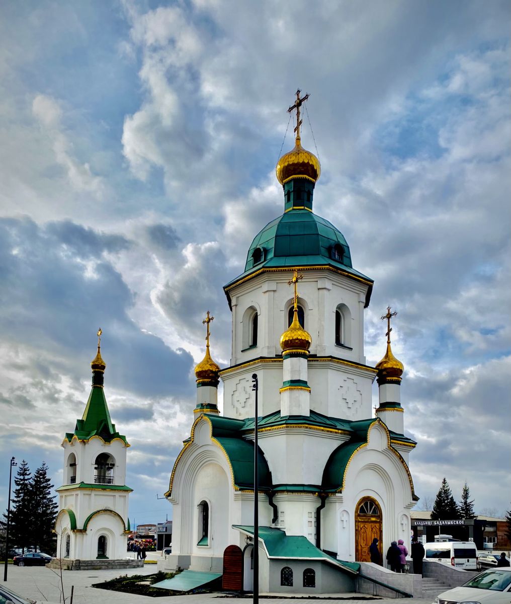 Церковь Даниила Ачинского, Красноярск (Красноярск, город, Красноярский край). фасады, На фоне звонницы 