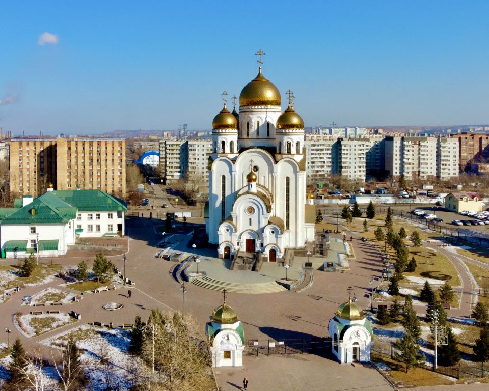 Красноярск. Церковь Рождества Христова. общий вид в ландшафте, Слева - православная гимназия