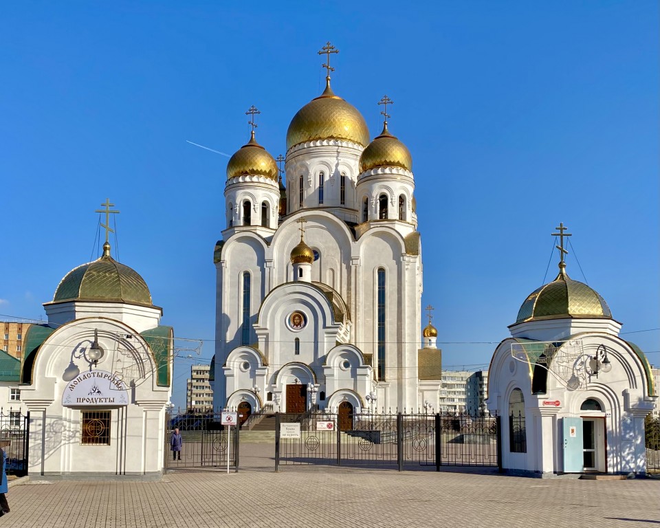 Церковь Рождества Христова, Красноярск (Красноярск, город, Красноярский край). фасады, Вид через центральные ворота