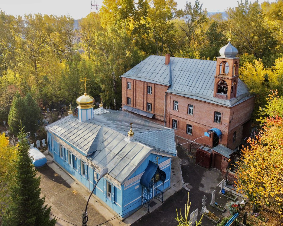 Церковь Николая Чудотворца на Николаевском кладбище, Красноярск (Красноярск, город, Красноярский край). дополнительная информация, Вид с СЗ. Рядом крестильный храм.
