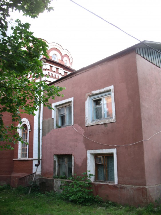 Церковь Покрова Пресвятой Богородицы, Красногорское (Красногорский район, Республика Удмуртия). дополнительная информация, Пристройка к алтарю, сделана в советские годы.