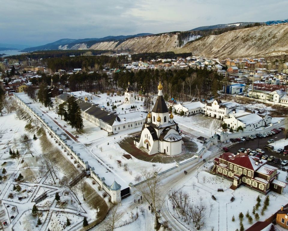 Красноярск. Успенский мужской монастырь. общий вид в ландшафте, с дрона