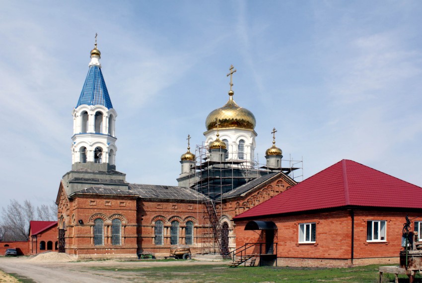 Морозовск. Церковь Рождества Пресвятой Богородицы. общий вид в ландшафте, Храм восстанавливается