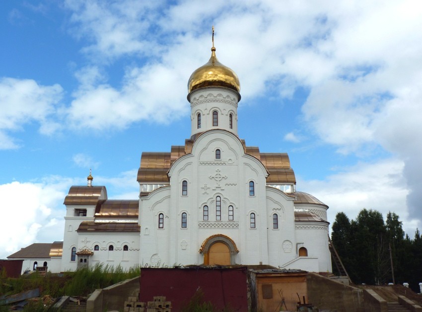 Лесосибирск. Церковь Андрея Первозванного. общий вид в ландшафте