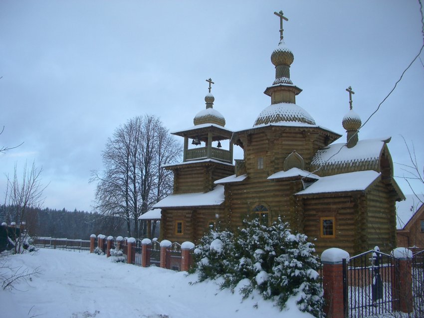 Тимохово. Церковь Серафима Саровского. общий вид в ландшафте