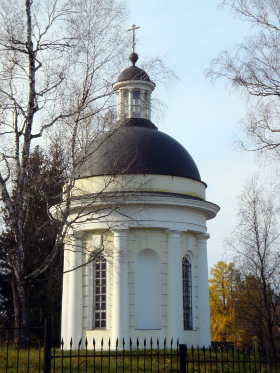 Часовня Рождества Богородицы, Караллово, посёлок д/о (Одинцовский городской округ и ЗАТО Власиха, Краснознаменск, Московская область). общий вид в ландшафте