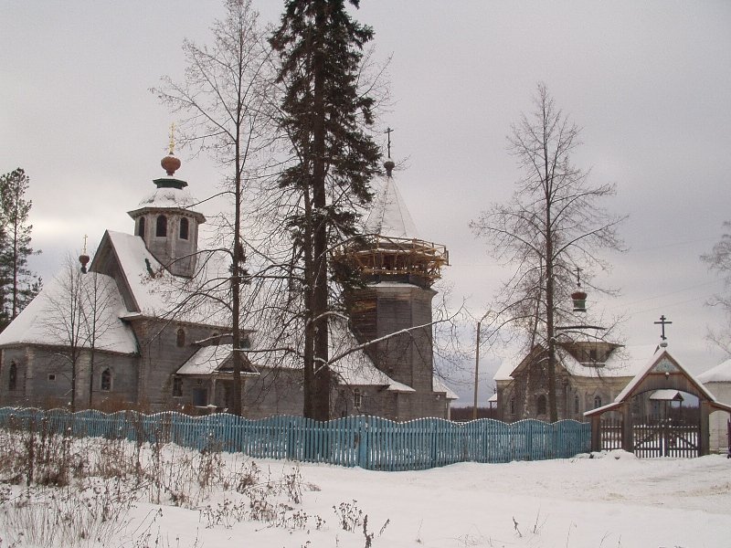 Храмовый комплекс. Церкви Троицы Живоначальной и Зосимы и Савватия, Троицкое (Воскресенский район, Нижегородская область). общий вид в ландшафте, Ансамбль деревянных церквей в Троицком. Церковь Троицы (слева), церковь Зосимы и Савватия (справа)