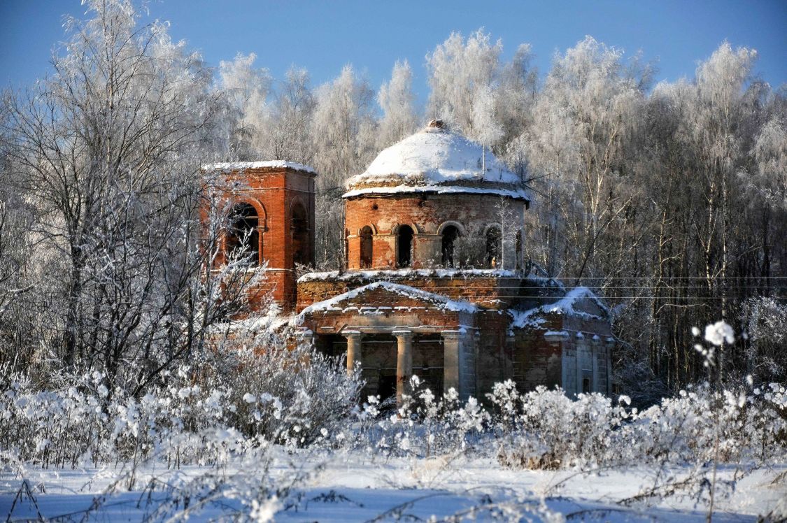 Величево. Церковь Троицы Живоначальной. общий вид в ландшафте